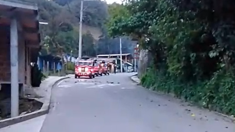 La vía al Cañón del Combeima está cerrada por protestas de transportadores La vía al Cañón del Combeima está cerrada por protestas de transportadores