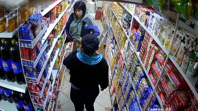 Así quedaron captadas dos ladronas de supermercados en Bogotá Así quedaron captadas dos ladronas de supermercados en Bogotá