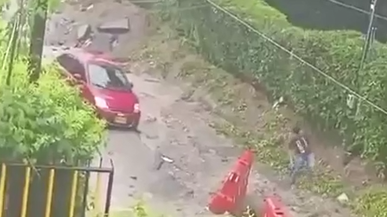 Nuevamente un carro quedó atrapado en una vía de Ibagué Nuevamente un carro quedó atrapado en una vía de Ibagué