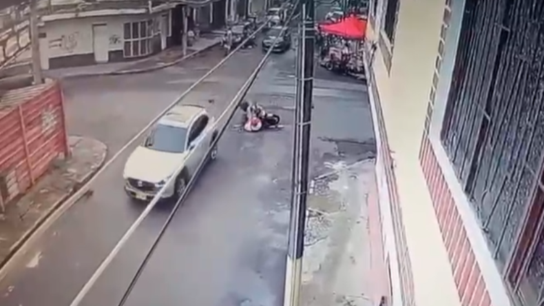 Conductora de camioneta chocó contra motociclista y huyó del lugar Conductora de camioneta chocó contra motociclista y huyó del lugar
