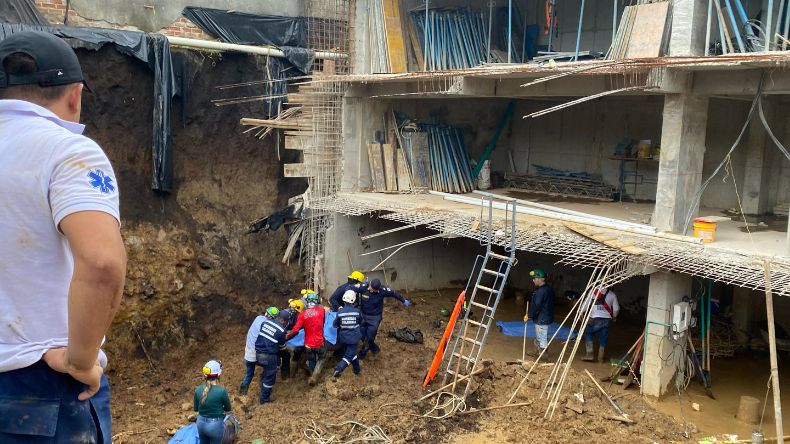 Tragedia en Ibagué: tres obreros murieron sepultados por un alud de tierra Tragedia en Ibagué: tres obreros murieron sepultados por un alud de tierra