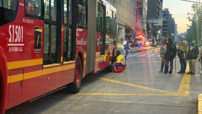Protesta indígena en Bogotá: bloqueos y daños a buses de TransMilenio Protesta indígena en Bogotá: bloqueos y daños a buses de TransMilenio
