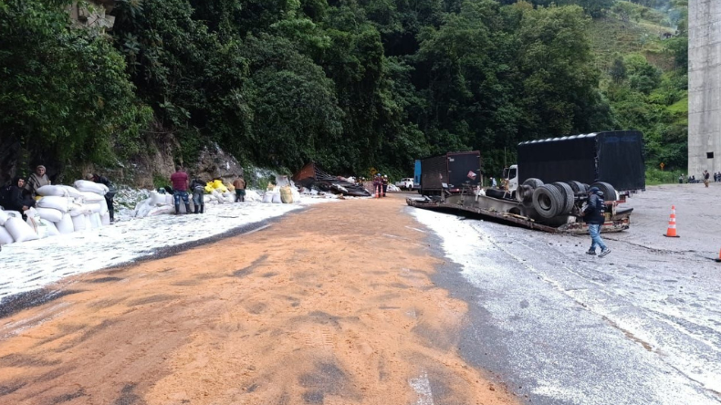Habilitan paso a un carril en la vía Cajamarca – Calarcá Habilitan paso a un carril en la vía Cajamarca – Calarcá