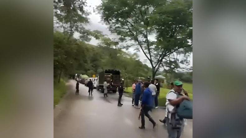 Indígenas bloquean vía entre Chaparral y Rioblanco Indígenas bloquean vía entre Chaparral y Rioblanco