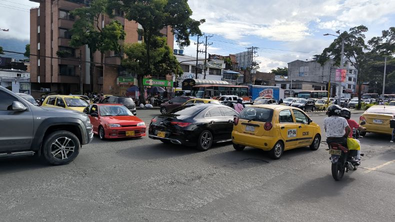 Daño en semáforos causa caos vial en la carrera Quinta con calle 37 Daño en semáforos causa caos vial en la carrera Quinta con calle 37