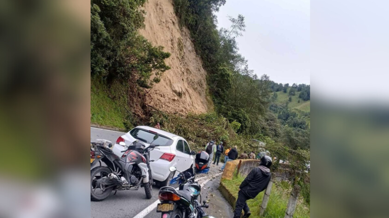 Cerrada la vía entre Manizales y Letras por deslizamiento de tierra Cerrada la vía entre Manizales y Letras por deslizamiento de tierra