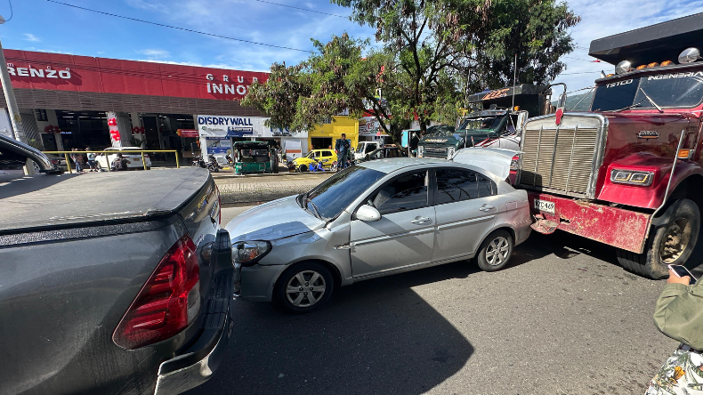 Triple choque paralizó el tráfico en la carrera Quinta de Ibagué Triple choque paralizó el tráfico en la carrera Quinta de Ibagué