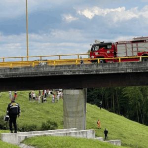 Tragedia en el puente helicoidal de Calarcá: al menos nueve muertos Tragedia en el puente helicoidal de Calarcá: al menos nueve muertos