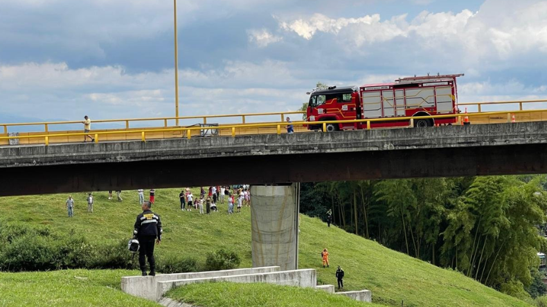 Tragedia en el puente helicoidal de Calarcá: al menos nueve muertos Tragedia en el puente helicoidal de Calarcá: al menos nueve muertos