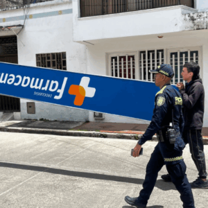Policía recupera letrero hurtado de la farmacia Farmacenter en el centro de Ibagué Policía recupera letrero hurtado de la farmacia Farmacenter en el centro de Ibagué