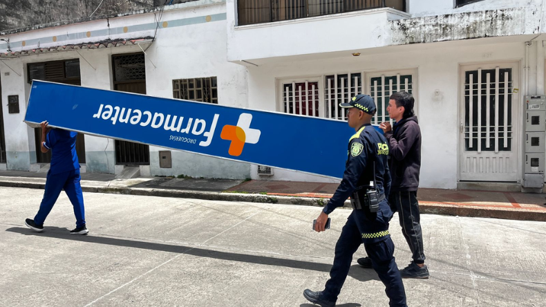 Policía recupera letrero hurtado de la farmacia Farmacenter en el centro de Ibagué Policía recupera letrero hurtado de la farmacia Farmacenter en el centro de Ibagué