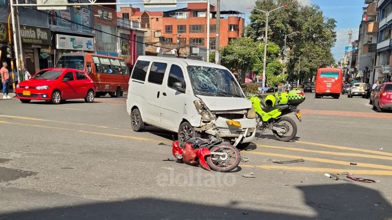 Dos heridos dejó imprudente giro de conductor de vans en el centro de Ibagué