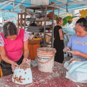 Artesanos ibaguereños construyen las carrozas del Desfile de San Juan Artesanos ibaguereños construyen las carrozas del Desfile de San Juan