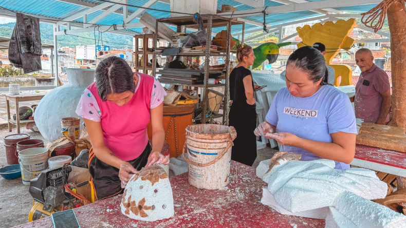 Artesanos ibaguereños construyen las carrozas del Desfile de San Juan