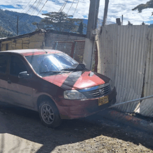 Vehículo de un concejal amaneció estrellado en el barrio El Bosque de Cajamarca