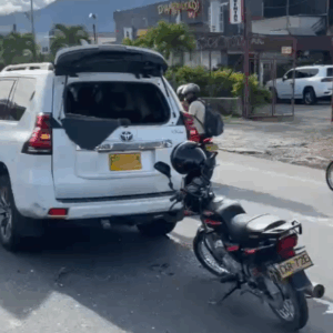 Motociclista resultó herido después de impactar violentamente contra una camioneta Motociclista resultó herido después de impactar violentamente contra una camioneta
