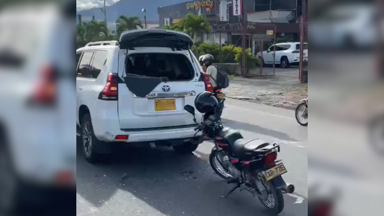 Motociclista resultó herido después de impactar violentamente contra una camioneta Motociclista resultó herido después de impactar violentamente contra una camioneta