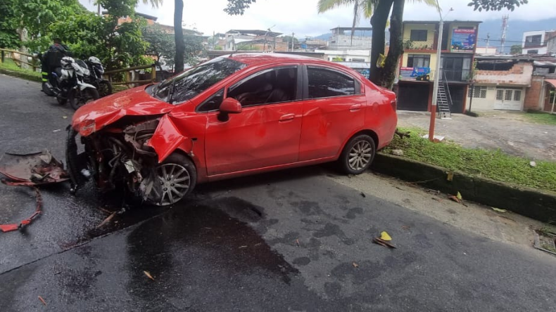 Conductor resultó ileso tras accidentarse en la Guabinal Conductor resultó ileso tras accidentarse en la Guabinal