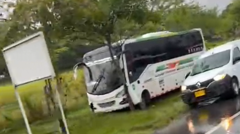 Un bus se estrelló contra un árbol en la variante de Ibagué Un bus se estrelló contra un árbol en la variante de Ibagué