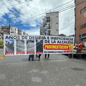 Manifestantes bloquearon la carrera Sexta con calle 49 en protesta por el mal estado de las vías Manifestantes bloquearon la carrera Sexta con calle 49 en protesta por el mal estado de las vías