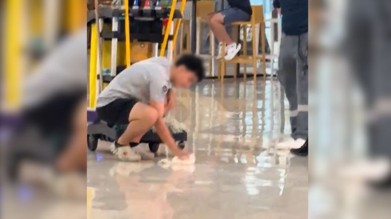 Le hicieron limpiar el piso tras tirar su bebida frente a un trabajador de aseo Le hicieron limpiar el piso tras tirar su bebida frente a un trabajador de aseo