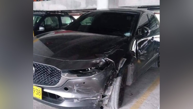 Así quedó la camioneta Mazda implicada en el accidente.