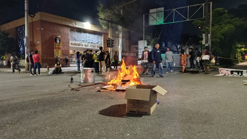 Estudiantes de la Universidad del Tolima realizan ‘pupitrazo’ Estudiantes de la Universidad del Tolima realizan ‘pupitrazo’