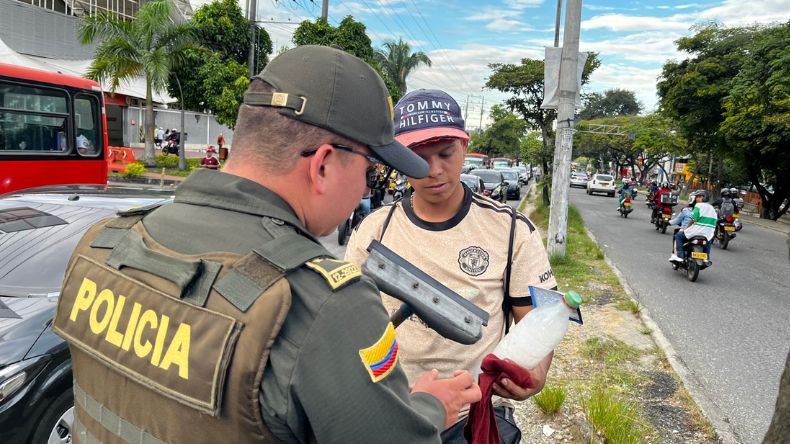 Autoridades intervinieron a limpiavidrios tras quejas por intimidación a conductores Autoridades intervinieron a limpiavidrios tras quejas por intimidación a conductores