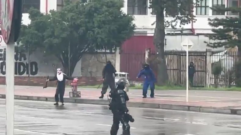 Encapuchados con machetes continúan el bloqueo de la calle 26 en Bogotá Encapuchados con machetes continúan el bloqueo de la calle 26 en Bogotá