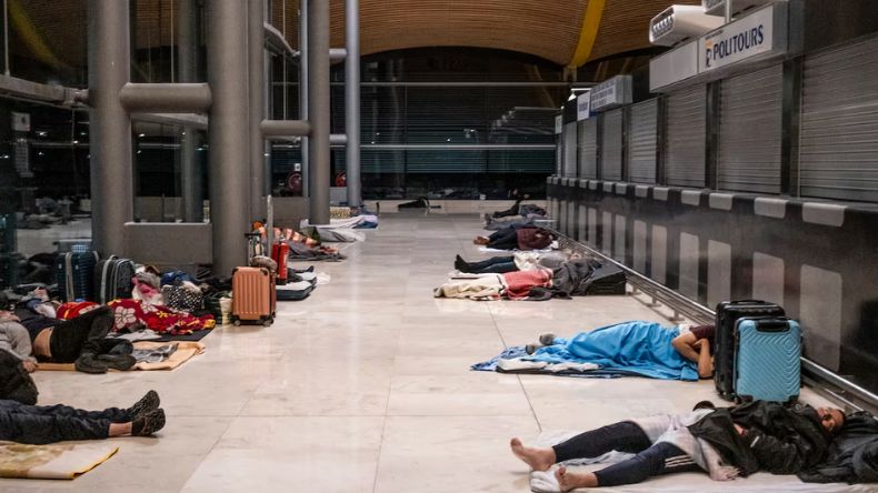 Sin casa ni ayuda: más de 400 personas duermen cada noche en el aeropuerto de Madrid Sin casa ni ayuda: más de 400 personas duermen cada noche en el aeropuerto de Madrid