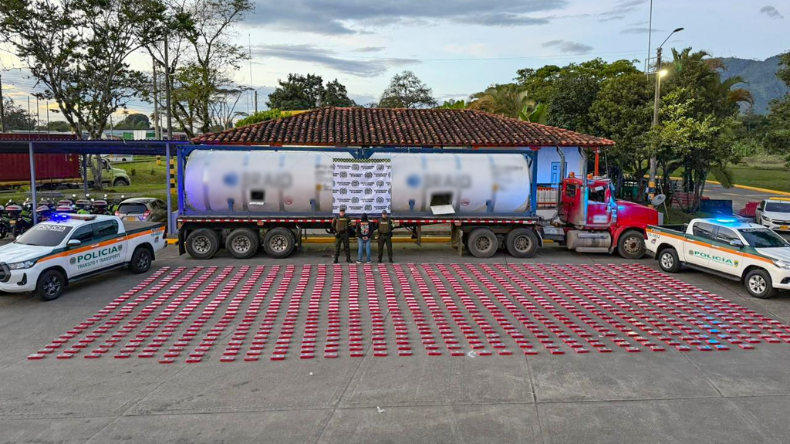 Incautan casi una tonelada de cocaína en el Quindío: un capturado y vehículo inmovilizado Incautan casi una tonelada de cocaína en el Quindío: un capturado y vehículo inmovilizado