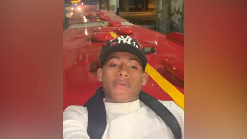 Joven se grabó viajando sobre el techo de un bus en Bogotá Joven se grabó viajando sobre el techo de un bus en Bogotá