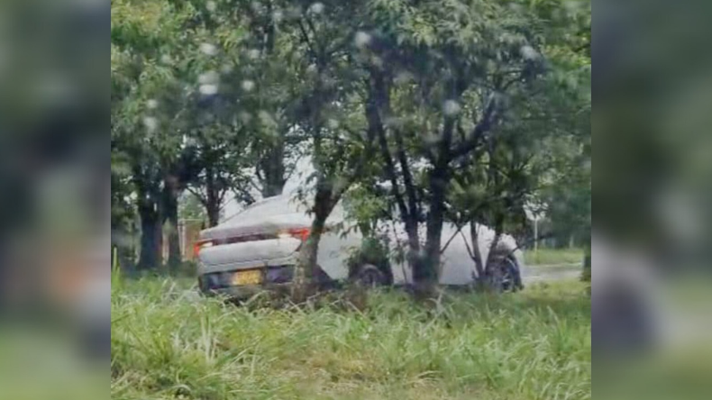 Los carros también se cruzan el separador en la Arboleda del Campestre Los carros también se cruzan el separador en la Arboleda del Campestre