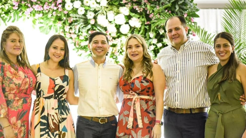Nataly Suárez, Estefanía Suárez, Andrés Hurtado, Leidy Galeano, Jonathan Suárez y Daniela Villarraga. Algunas de ellas han acudido al quirófano y hoy lucen cambiadas.