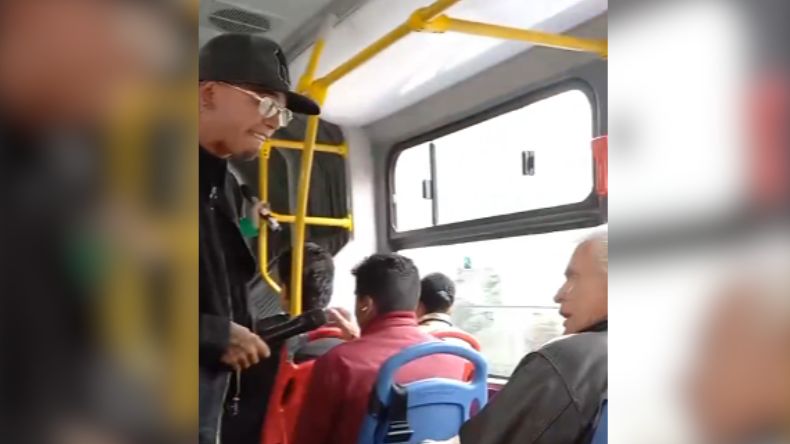 Adulto mayor enfrentó a músico ruidoso en Transmilenio Adulto mayor enfrentó a músico ruidoso en Transmilenio