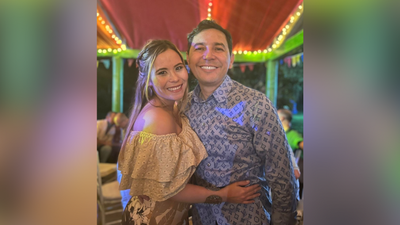 En la foto aparece Lorena Ortiz Barrera, prima de Andrés Hurtado, quien luce una de sus camisas avaluadas en más de $5.000.000.