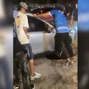 Vehículo quedó atrapado en un profundo hueco en Ibagué Vehículo quedó atrapado en un profundo hueco en Ibagué