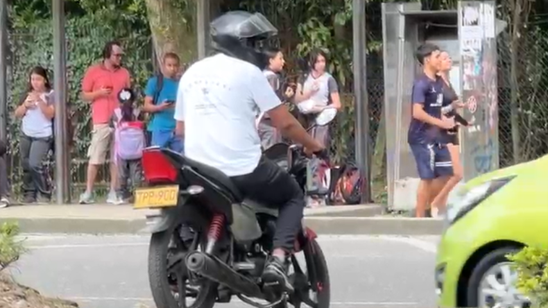 Imprudencia de motociclista en plena carrera Quinta de Ibagué quedó registrada en video