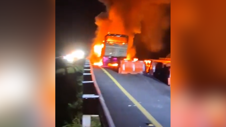 Dos vehículos terminaron incendiados luego de fuerte choque en la vía Espinal – Guamo