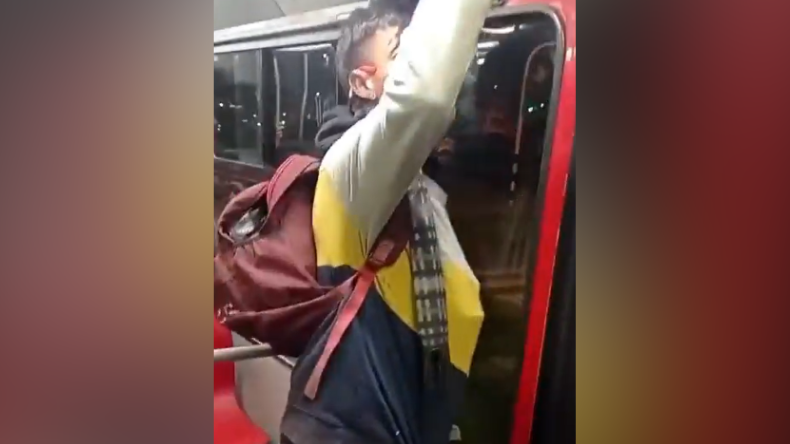 Ciudadano enfrentó a ladrón en Transmilenio y evitó que cometiera un hurto Ciudadano enfrentó a ladrón en Transmilenio y evitó que cometiera un hurto
