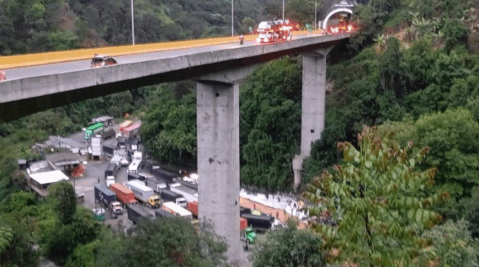 Abren un carril en la vía entre Tolima y Quindío tras grave accidente