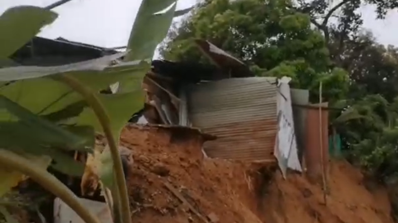 Una casa quedó destruida por un deslizamiento en Melgar Una casa quedó destruida por un deslizamiento en Melgar