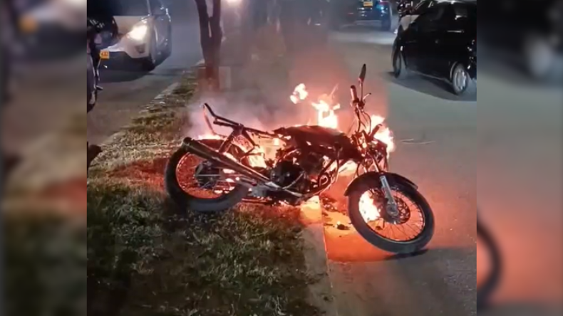 Atraparon a ladrón y le quemaron la moto en barrio de Ibagué