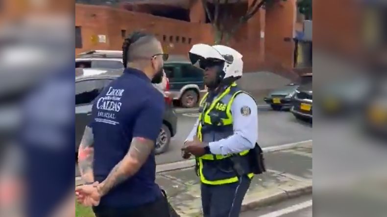 Insultan con expresiones racistas a agente de tránsito en Cali Insultan con expresiones racistas a agente de tránsito en Cali