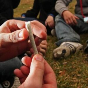 Consumo de drogas en menores: riesgos, señales y prevención Consumo de drogas en menores: riesgos, señales y prevención