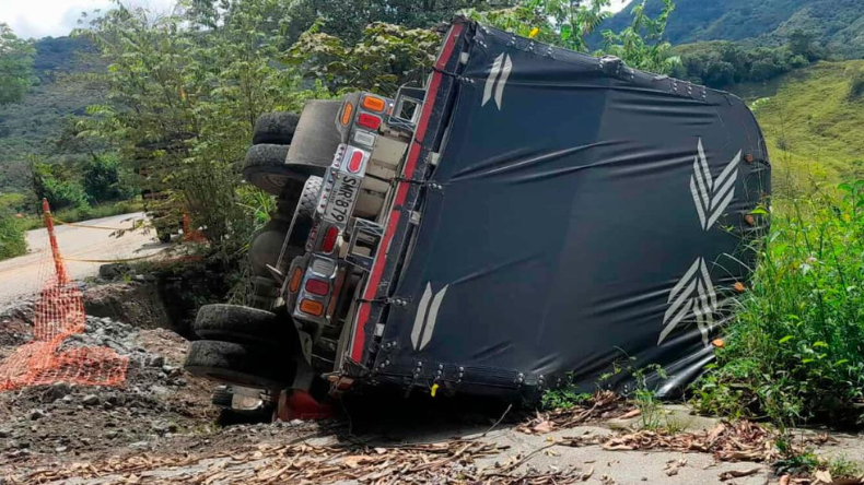 Se volcó una turbo cargada de café en la vía Rioblanco – Chaparral Se volcó una turbo cargada de café en la vía Rioblanco – Chaparral