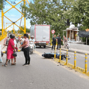 Tres personas heridas en un accidente en el puente que comunica a Girardot y Flandes Tres personas heridas en un accidente en el puente que comunica a Girardot y Flandes