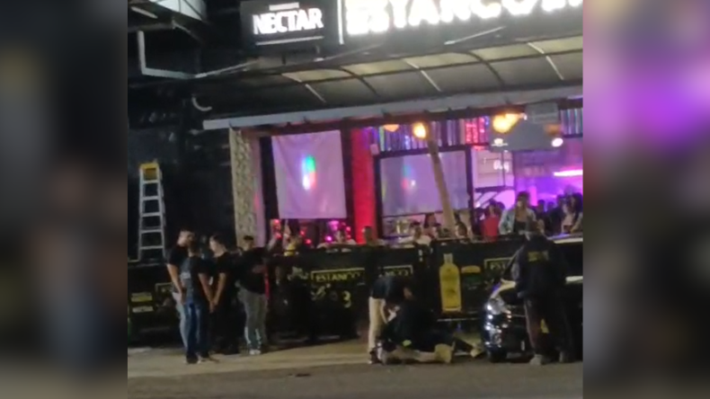 Fuerte agarrón entre dos personas afuera de una discoteca de Ibagué Fuerte agarrón entre dos personas afuera de una discoteca de Ibagué