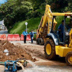 Reparan daño en tubería que afecta a varios barrios del sur de Ibagué Reparan daño en tubería que afecta a varios barrios del sur de Ibagué