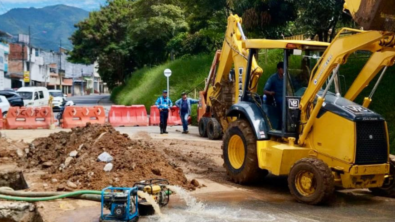 Reparan daño en tubería que afecta a varios barrios del sur de Ibagué Reparan daño en tubería que afecta a varios barrios del sur de Ibagué